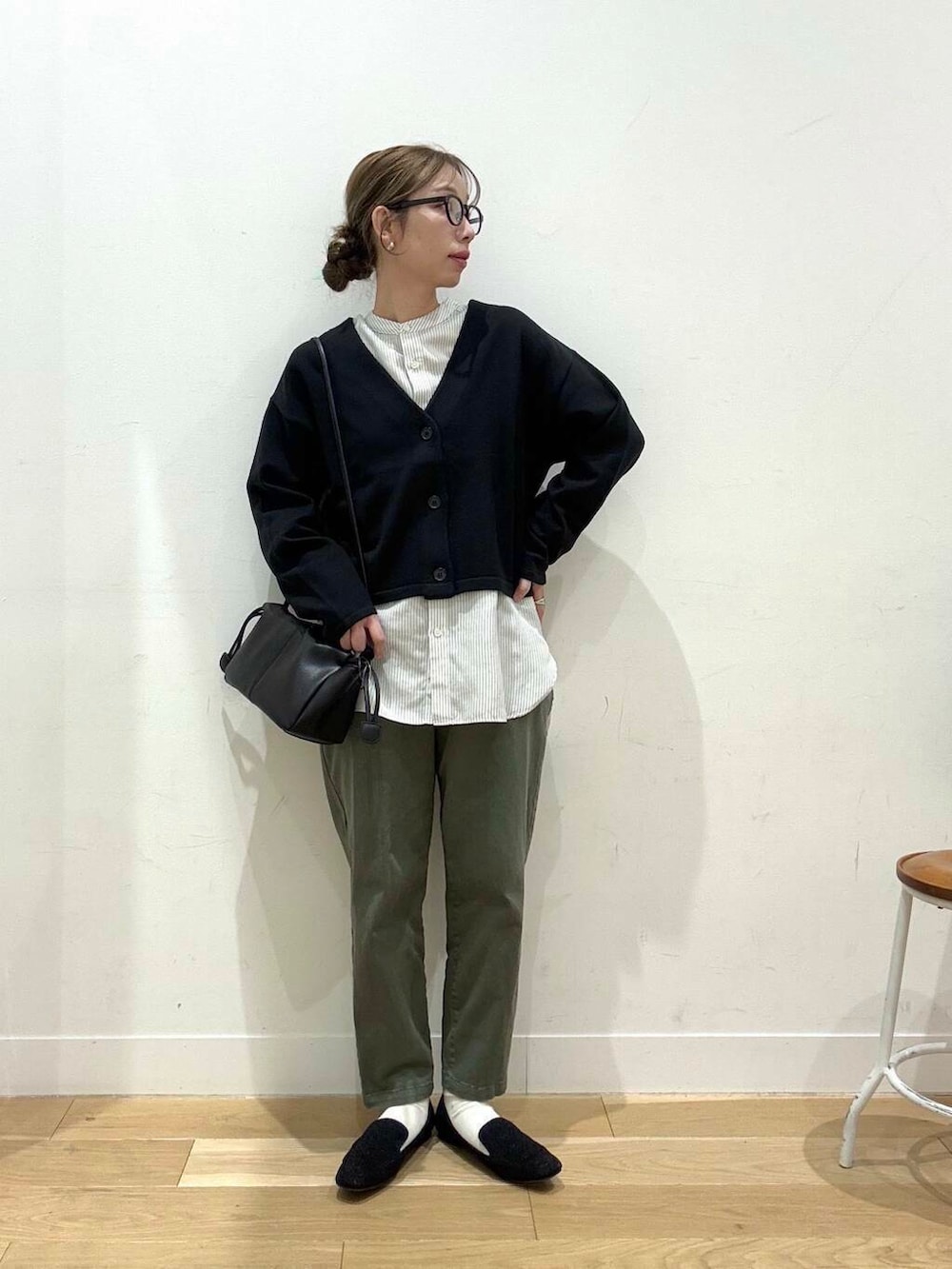 ブルー系のその他アウター、グリーン系のその他パンツ、その他のシャツ/ブラウスを着用したレディースの冬コーディネートの4枚目の写真