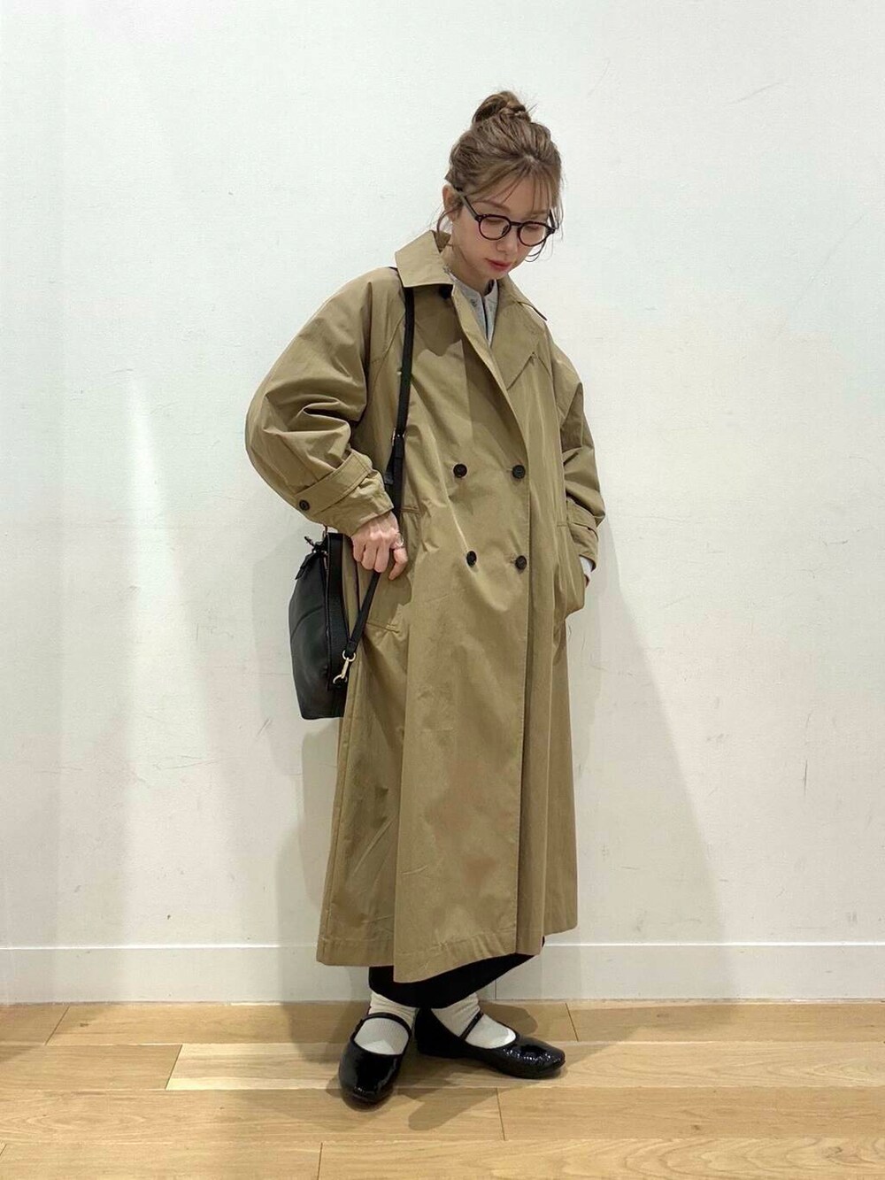 グレー系のカーディガン/ボレロ、ブルー系のシャツ/ブラウス、ベージュ系のその他アウターを着用したレディースの冬コーディネートの6枚目の写真