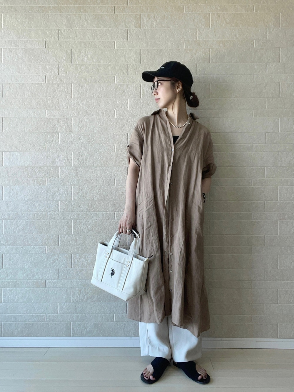 ホワイト系のトートバッグ、ブラウン系のワンピース、ホワイト系のその他パンツを着用したレディースの春コーディネートの4枚目の写真