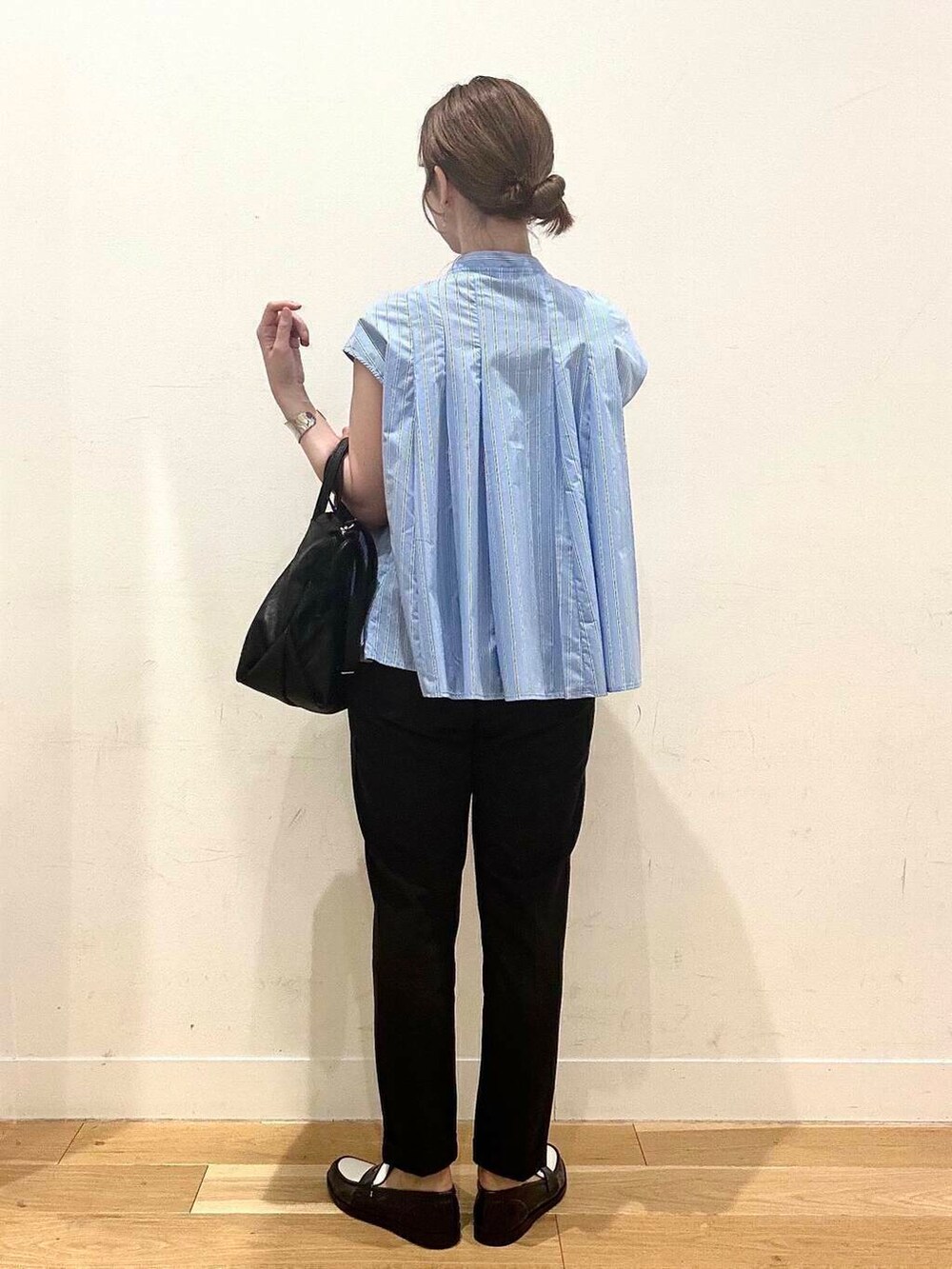 ブラック系のその他パンツ、ブラック系のショルダーバッグ、ブルー系のシャツ/ブラウスを着用したレディースの夏コーディネートの4枚目の写真