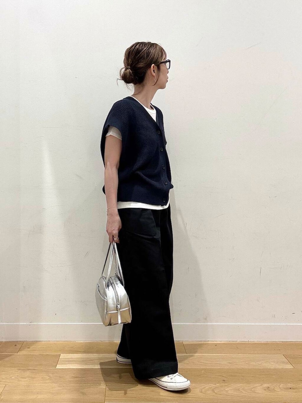 シルバー系のボストンバッグ、ブラック系のその他パンツ、ブルー系のベストを着用したレディースの夏コーディネートの3枚目の写真