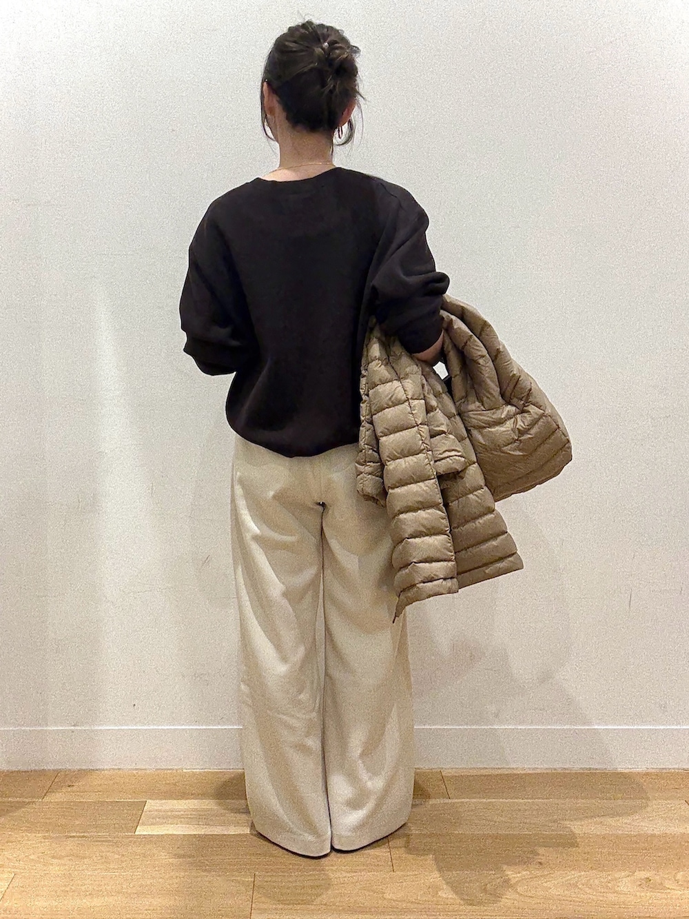 ブラウン系のパンプス、ベージュ系のテーラードジャケット、ブラウン系のニット/セーターを着用したレディースの秋コーディネートの5枚目の写真