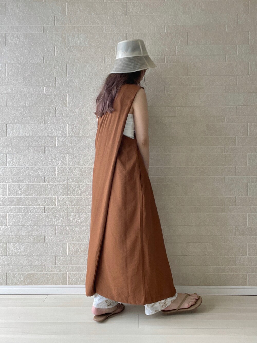 ブラウン系のワンピース、ホワイト系のその他パンツ、ブラウン系のサンダルを着用したレディースの夏コーディネートの5枚目の写真