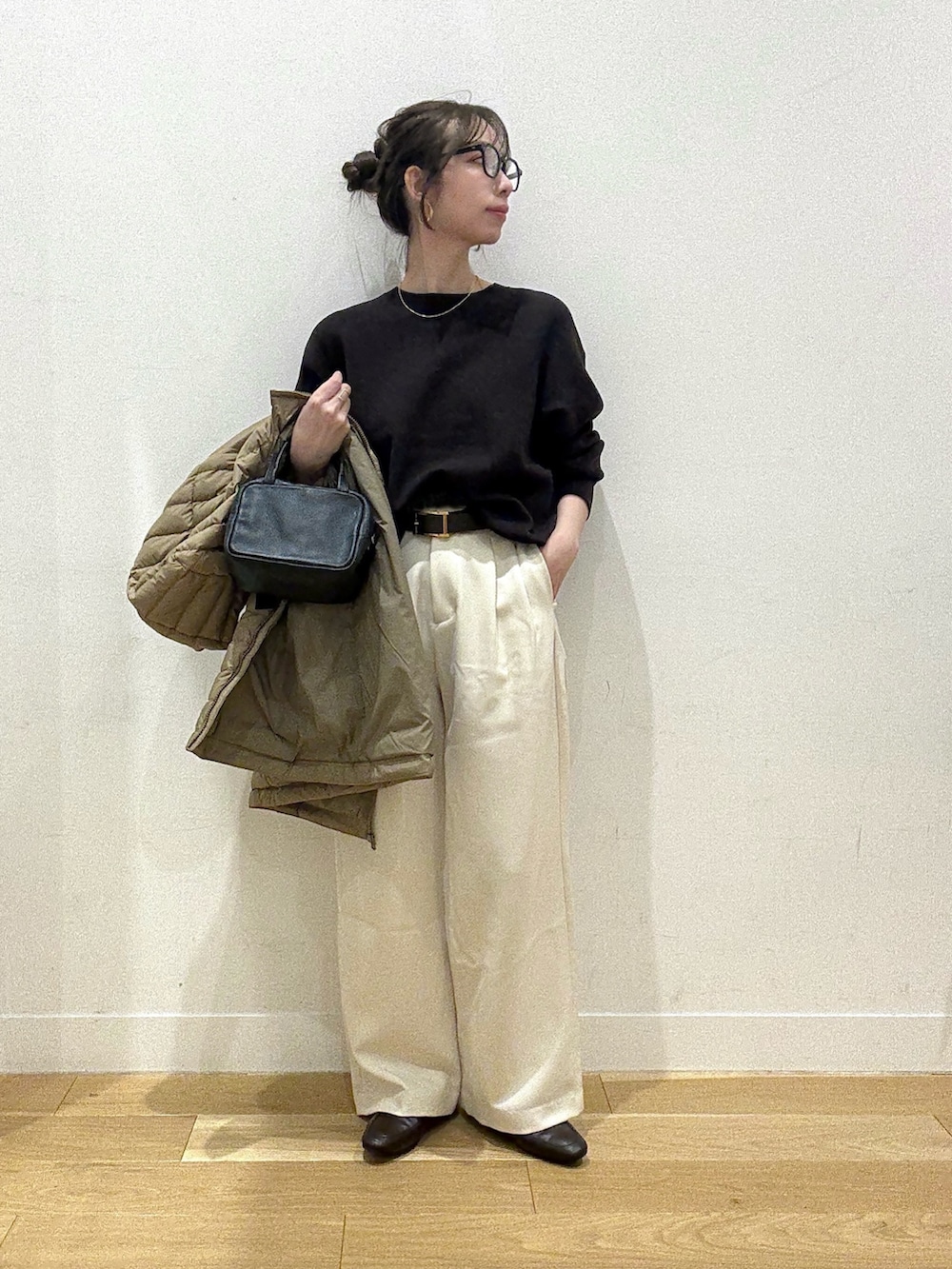 ブラウン系のパンプス、ベージュ系のテーラードジャケット、ブラウン系のニット/セーターを着用したレディースの秋コーディネートの3枚目の写真