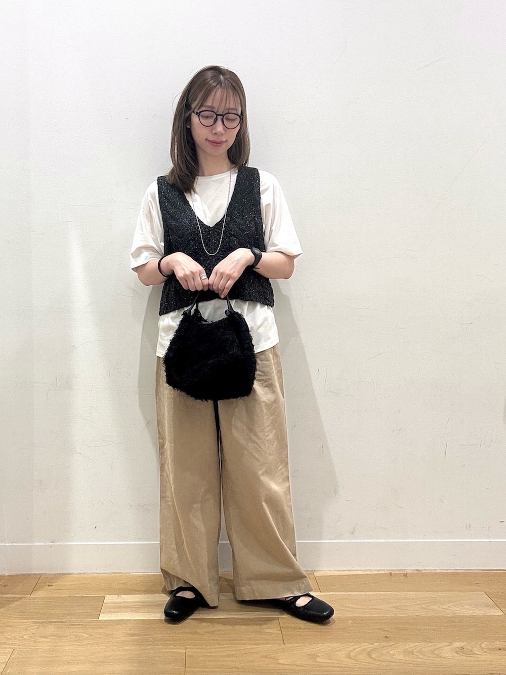 ベージュ系のその他パンツ、ホワイト系のTシャツ/カットソー、グレー系のニット/セーターを着用したレディースの夏コーディネートの4枚目の写真