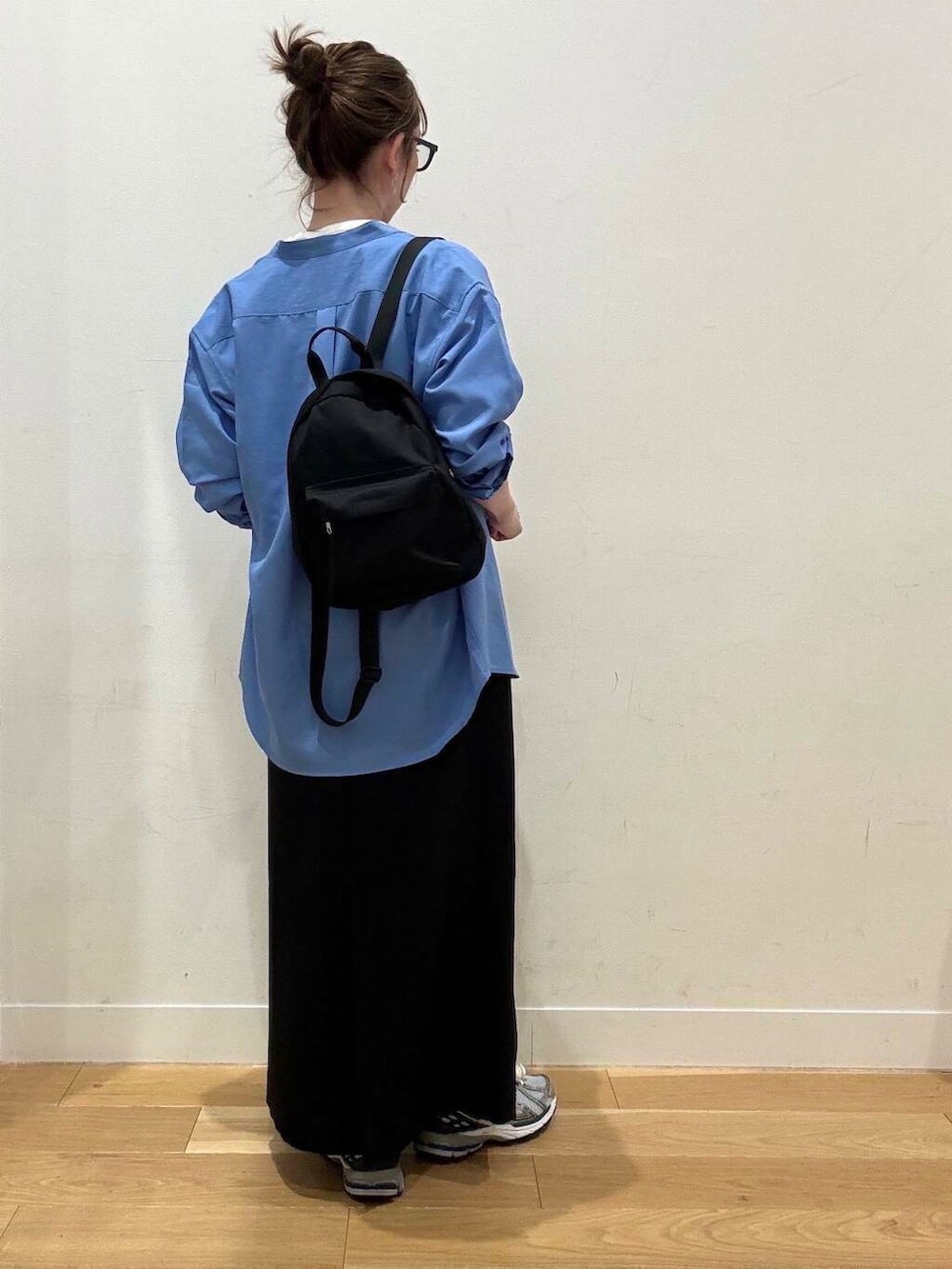 グレー系のその他アウター、ブルー系のシャツ/ブラウス、ブラック系のバックパック/リュックを着用したレディースの春コーディネートの4枚目の写真