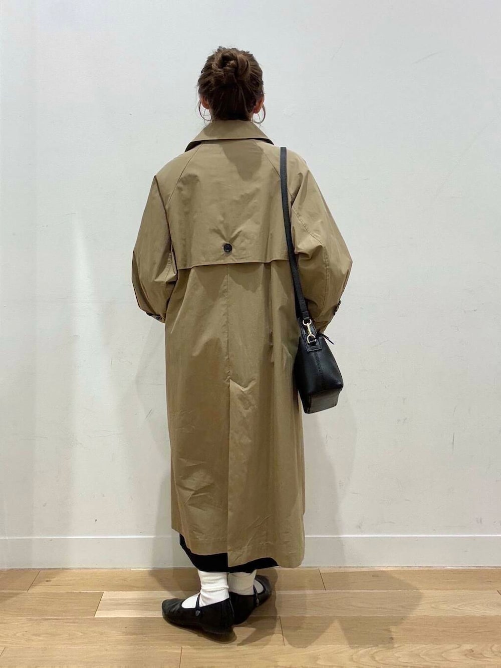 グレー系のカーディガン/ボレロ、ブルー系のシャツ/ブラウス、ベージュ系のその他アウターを着用したレディースの冬コーディネートの8枚目の写真