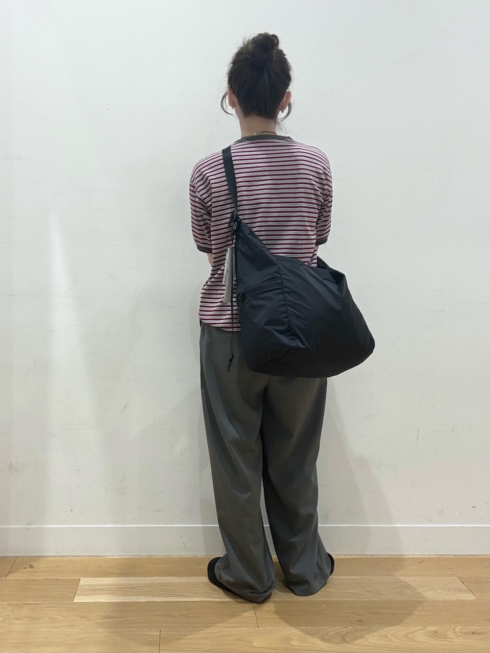 ブラック系のサンダル、グレー系のTシャツ/カットソー、グレー系のその他パンツを着用したレディースの夏コーディネートの3枚目の写真
