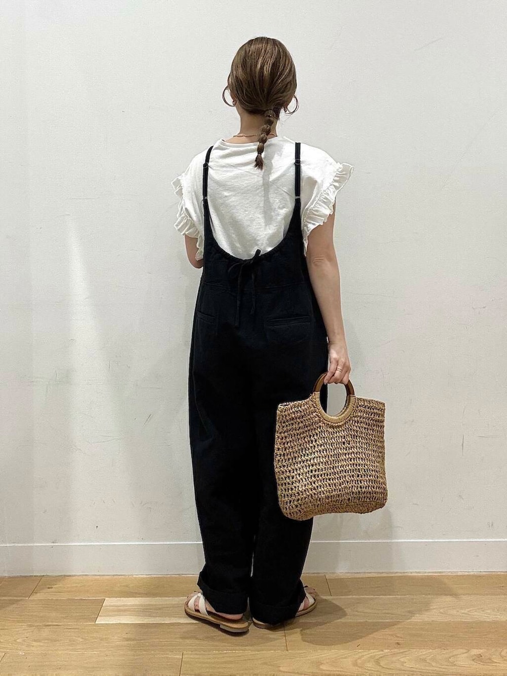 ホワイト系のサンダル、ベージュ系のトートバッグ、ブラック系のサロペット/オーバーオールを着用したレディースの春コーディネートの3枚目の写真