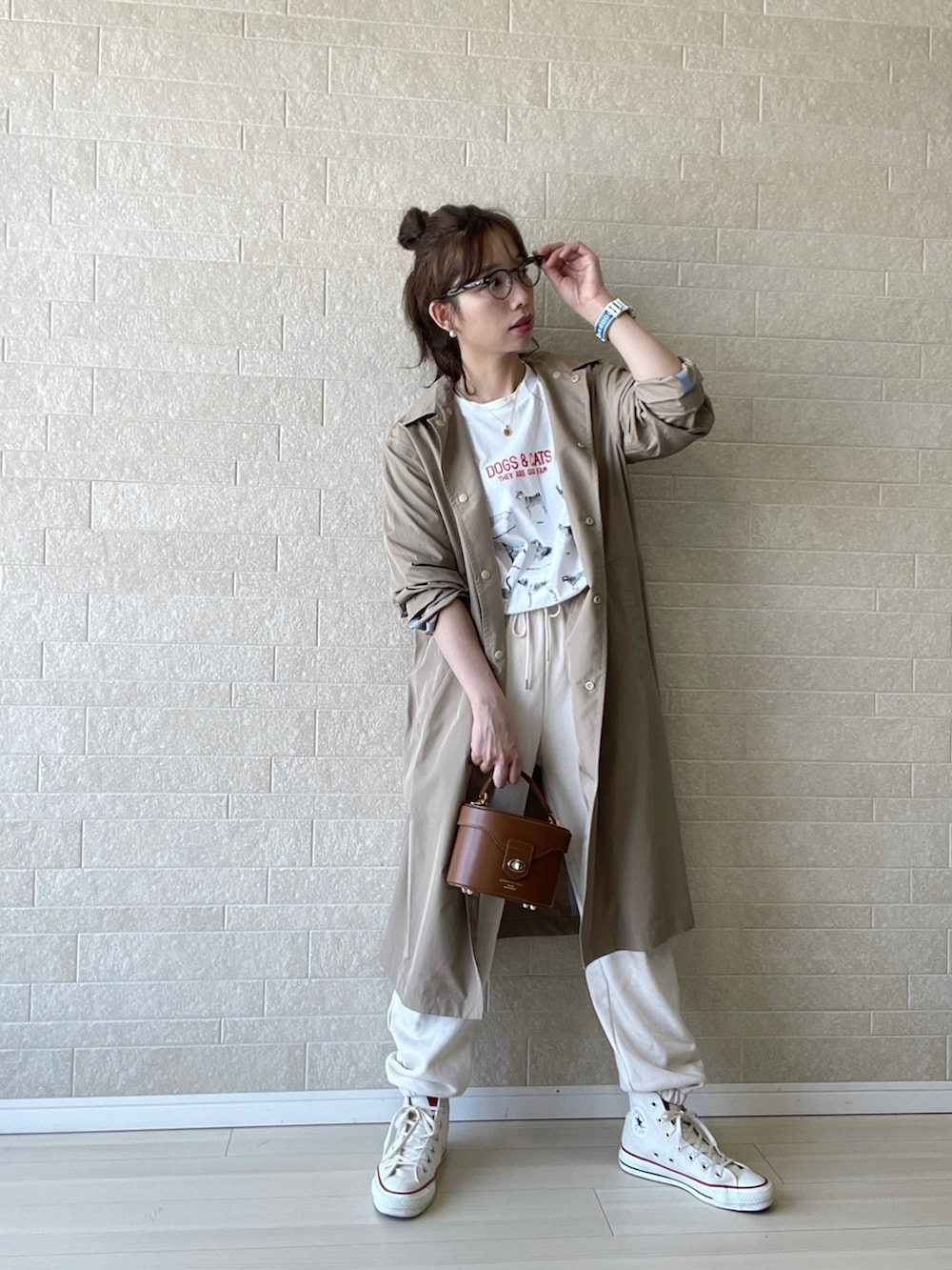 ホワイト系のTシャツ/カットソー、イエロー系のハンドバッグ、ホワイト系のスニーカーを着用したレディースの春コーディネートの2枚目の写真