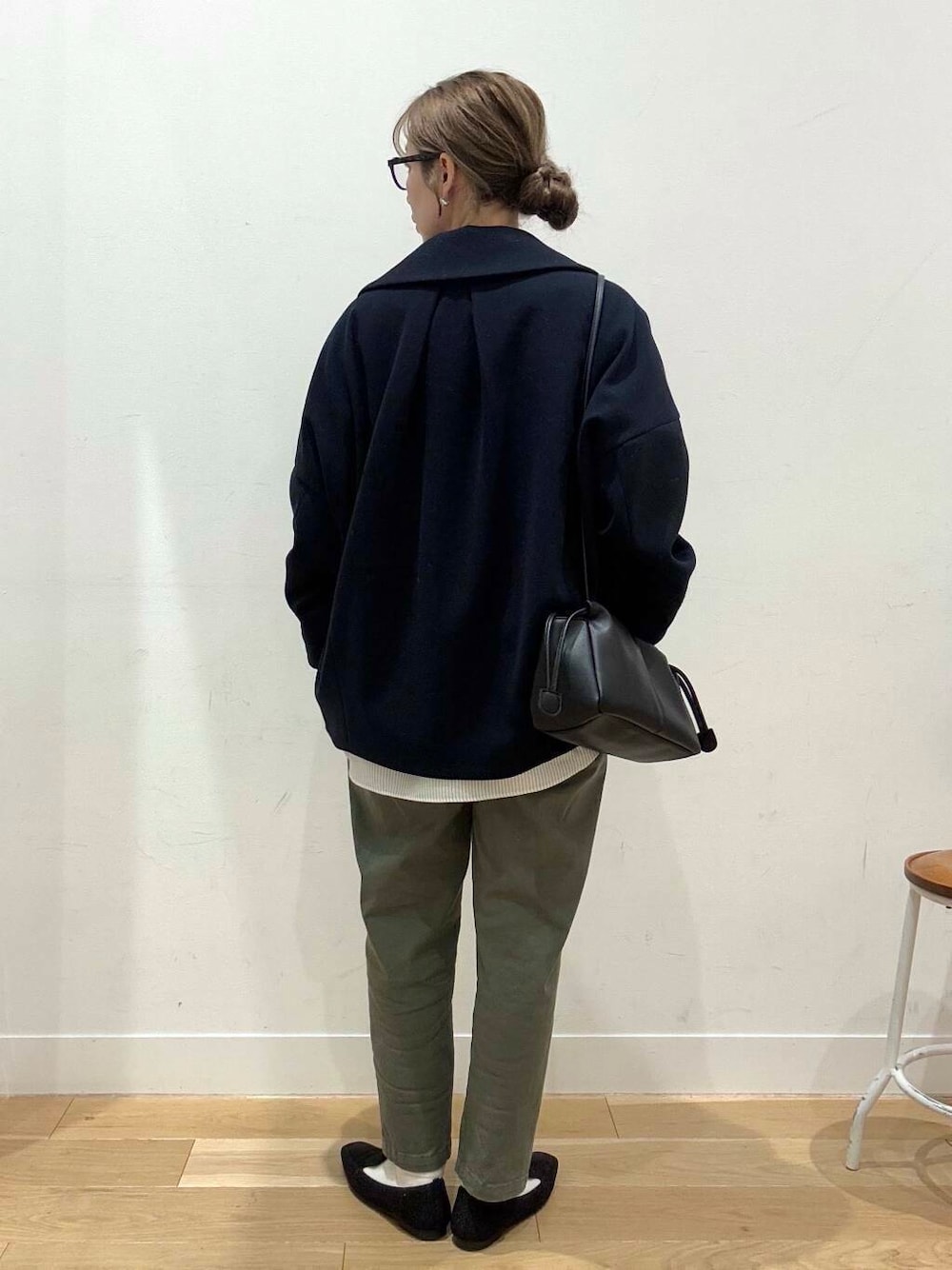 ブルー系のその他アウター、グリーン系のその他パンツ、その他のシャツ/ブラウスを着用したレディースの冬コーディネートの3枚目の写真