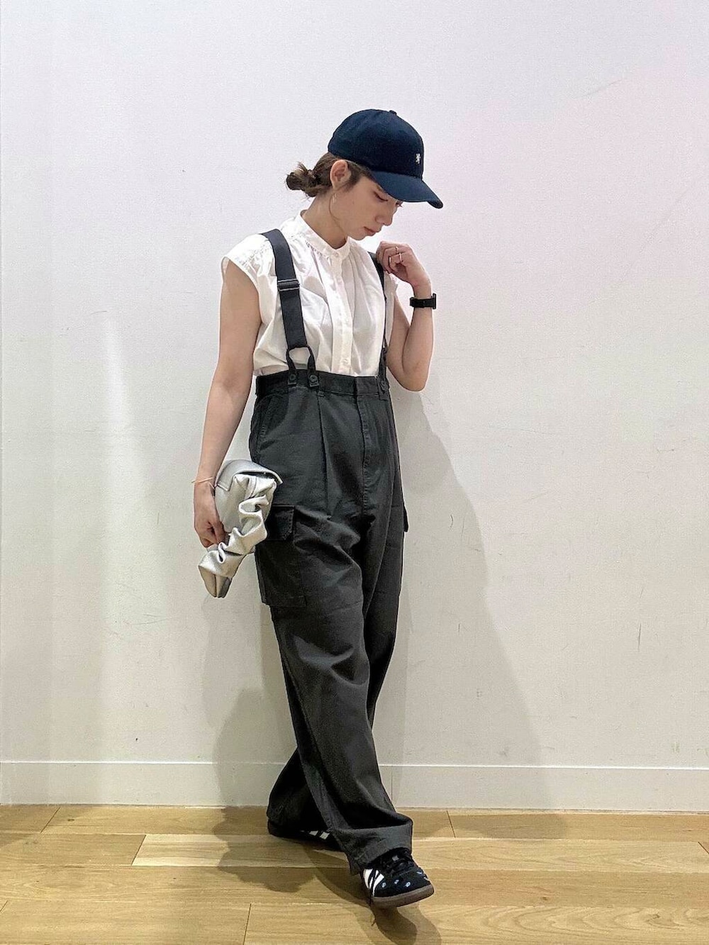 ホワイト系のシャツ/ブラウス、グレー系のカーゴパンツ、ブラック系のスニーカーを着用したレディースの夏コーディネートの3枚目の写真