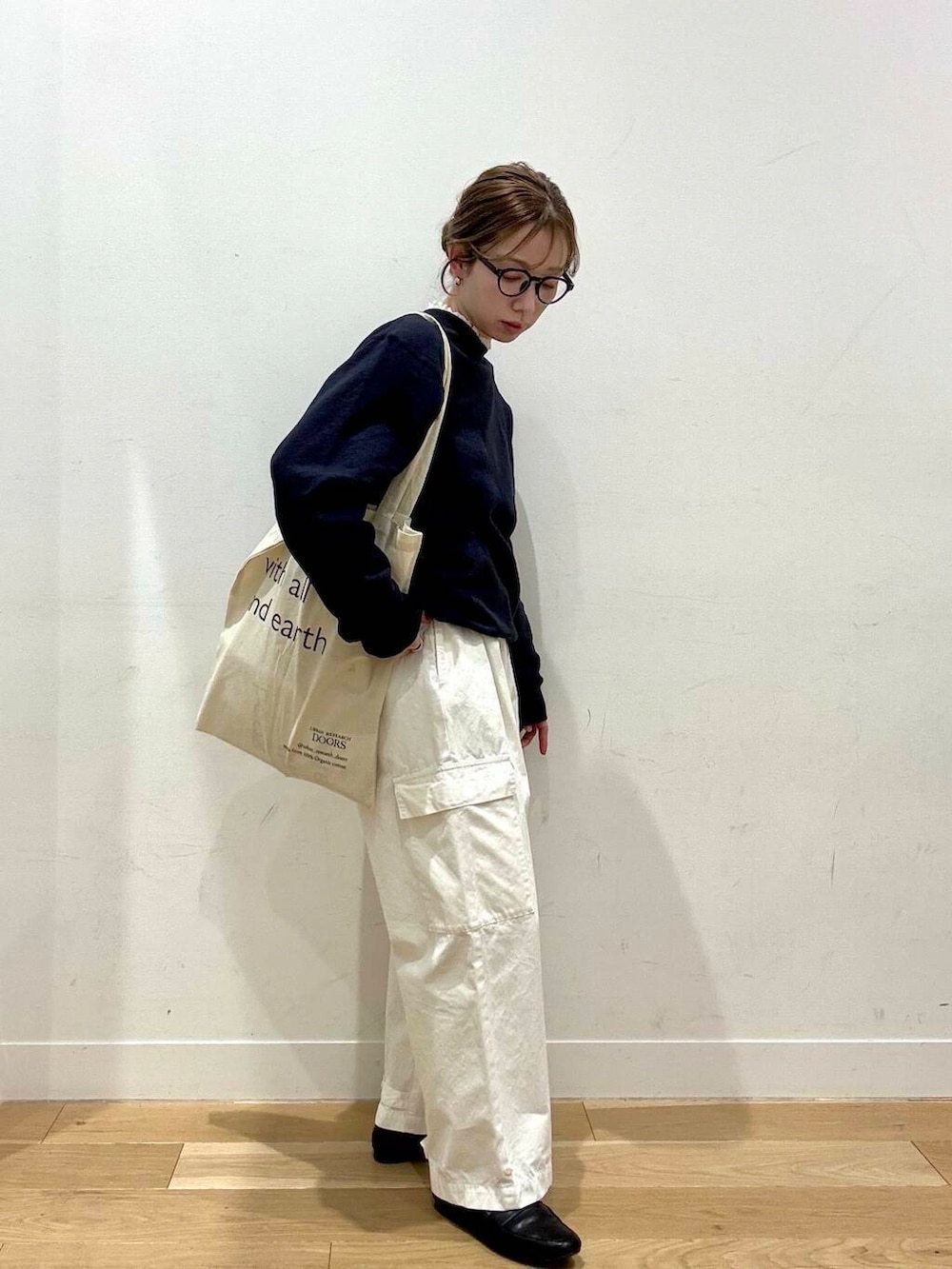 ホワイト系のシャツ/ブラウス、ホワイト系のその他パンツ、ブラック系のローファーを着用したレディースの冬コーディネートの2枚目の写真