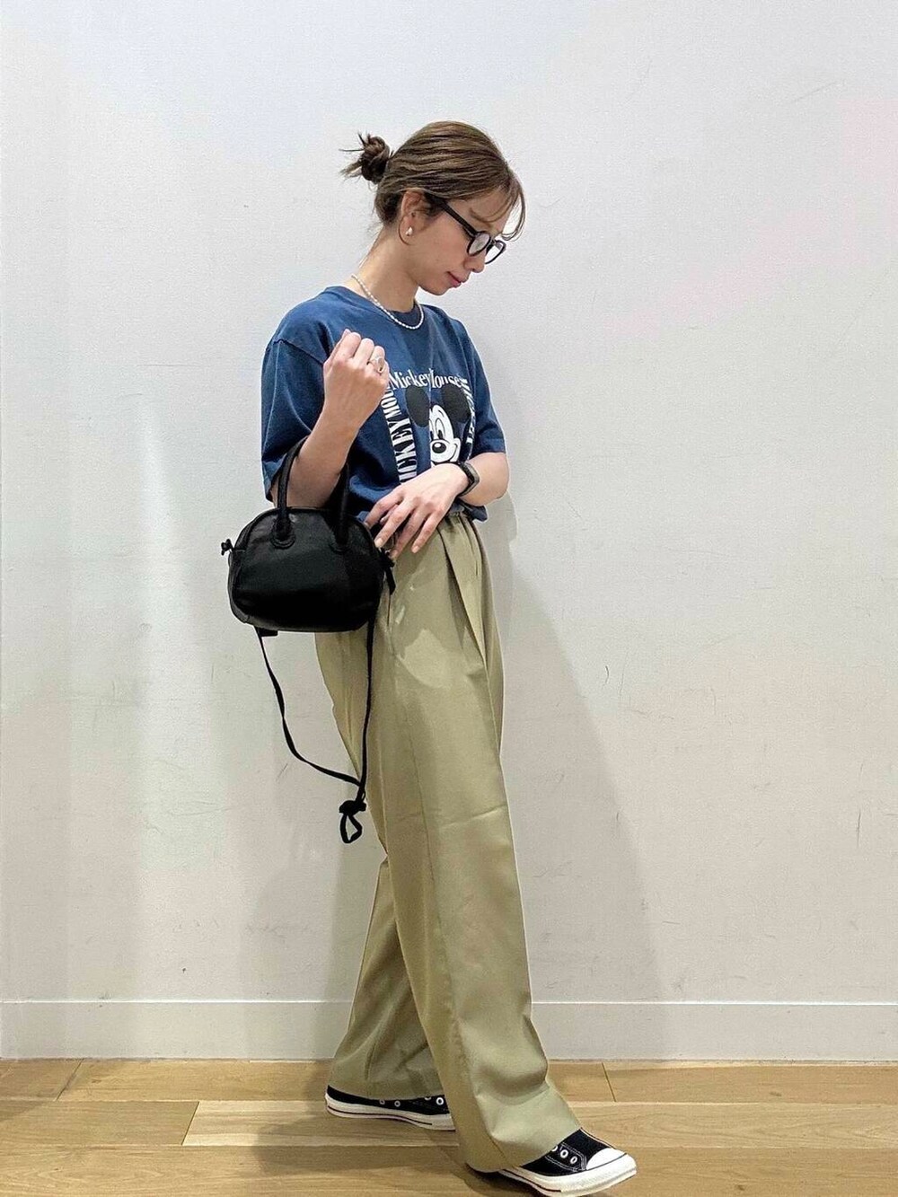 ブラック系のスニーカー、ベージュ系のその他パンツ、ブルー系のTシャツ/カットソーを着用したレディースの夏コーディネートの2枚目の写真