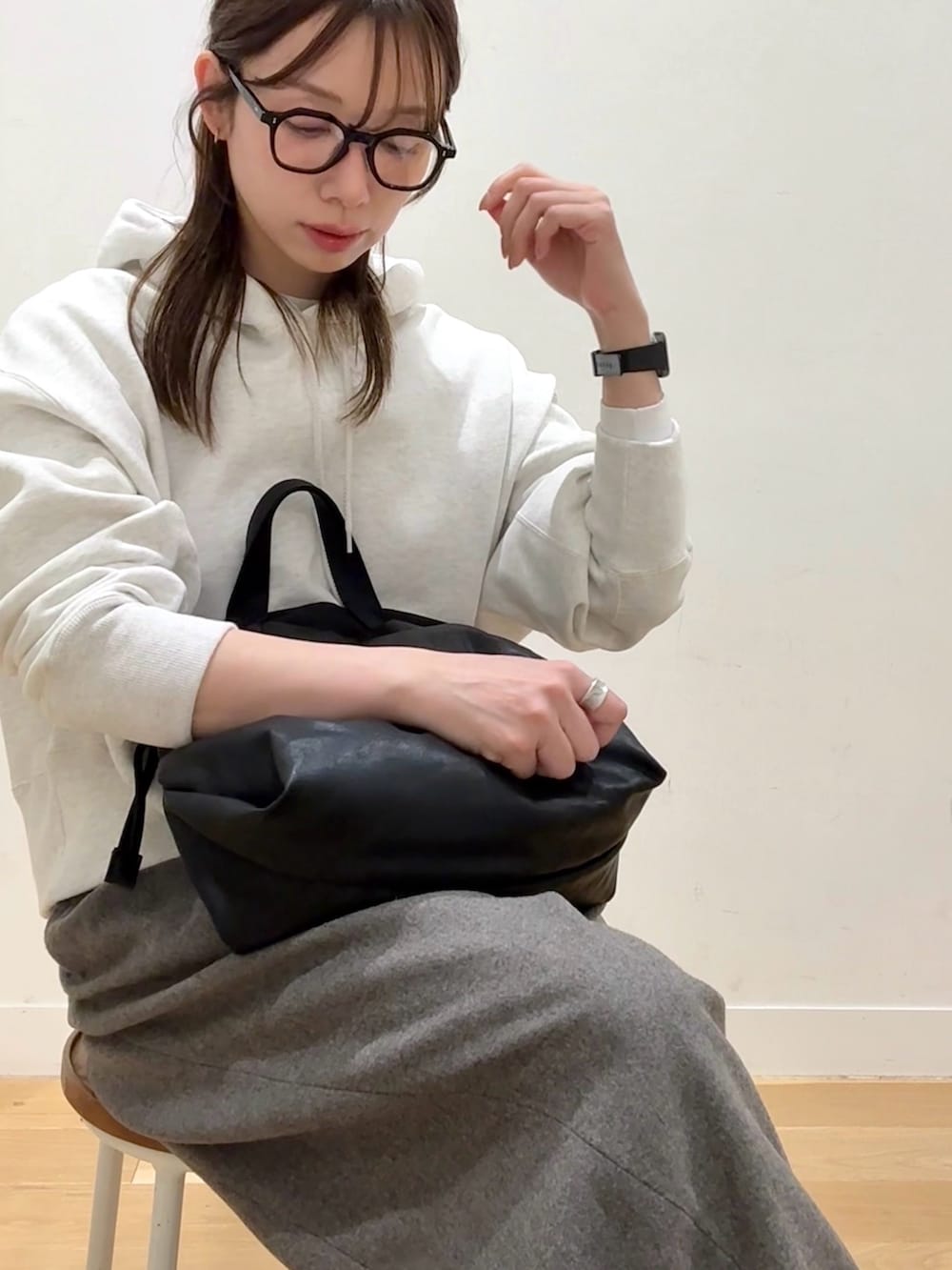 ベージュ系のパーカー、ホワイト系のその他アウター、ブラック系のショルダーバッグを着用したレディースの冬コーディネートの8枚目の写真