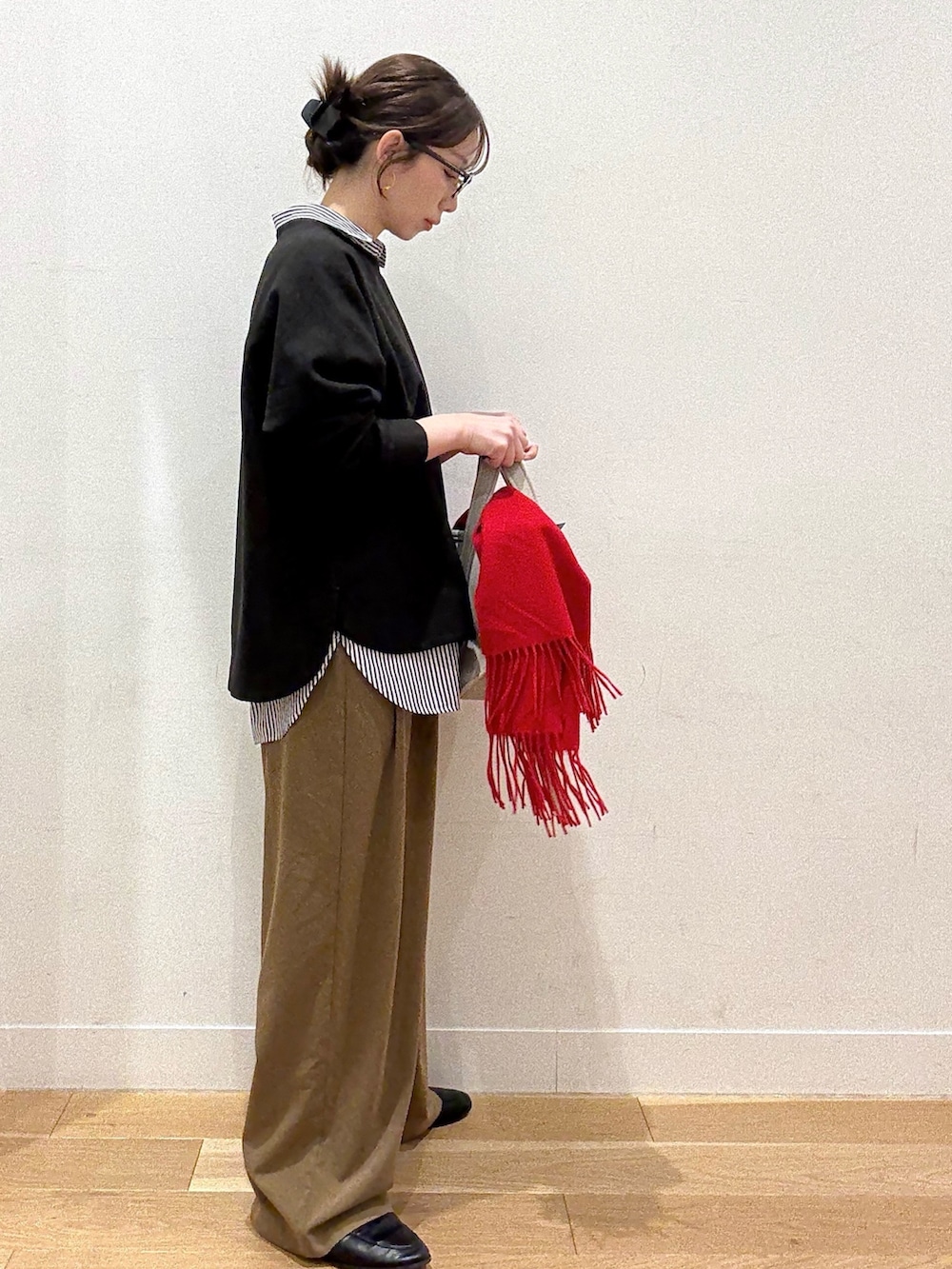 ブラック系のトートバッグ、ベージュ系のブルゾン、その他のシャツ/ブラウスを着用したレディースの秋コーディネートの2枚目の写真