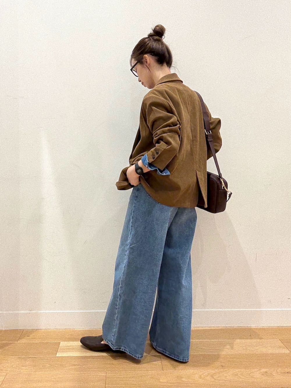 レッド系のショルダーバッグ、ブルー系のシャツ/ブラウス、ベージュ系のその他アウターを着用したレディースの秋コーディネートの4枚目の写真