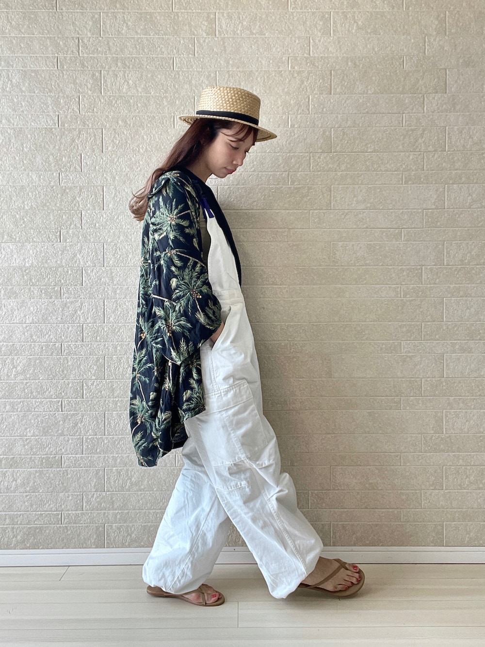 ホワイト系のサロペット/オーバーオール、ブラウン系のサンダル、ブラック系のショルダーバッグを着用したレディースの夏コーディネートの4枚目の写真