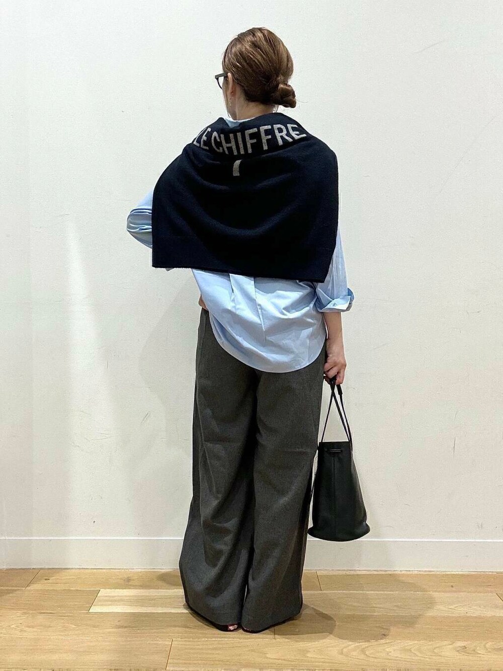 ブラック系のショルダーバッグ、ブルー系のシャツ/ブラウス、グレー系のその他パンツを着用したレディースの秋コーディネートの6枚目の写真