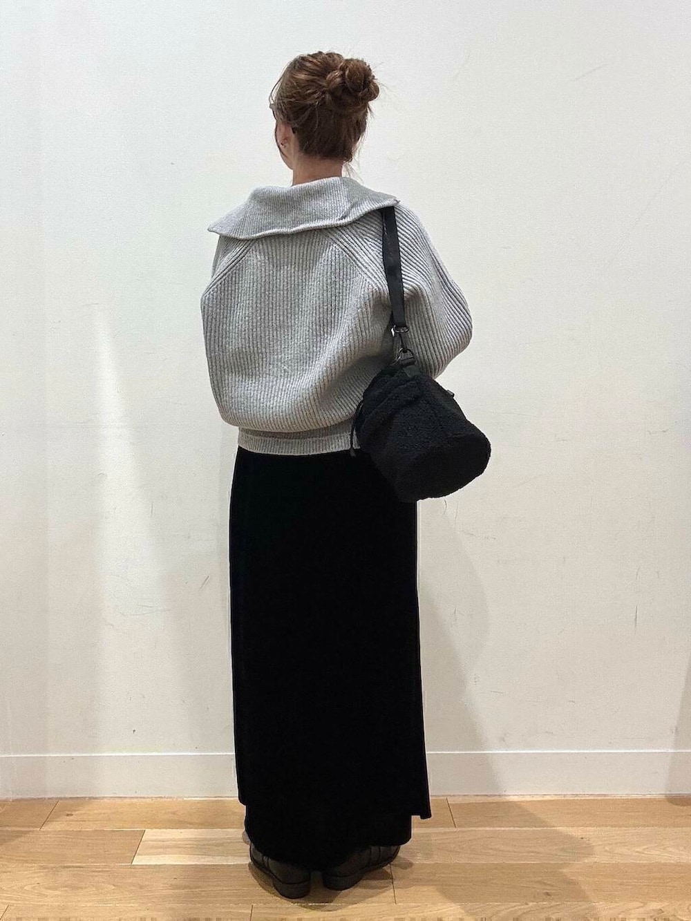 ブラック系のブーツ、グレー系のカーディガン/ボレロ、ブラック系のスカートを着用したレディースの冬コーディネートの7枚目の写真