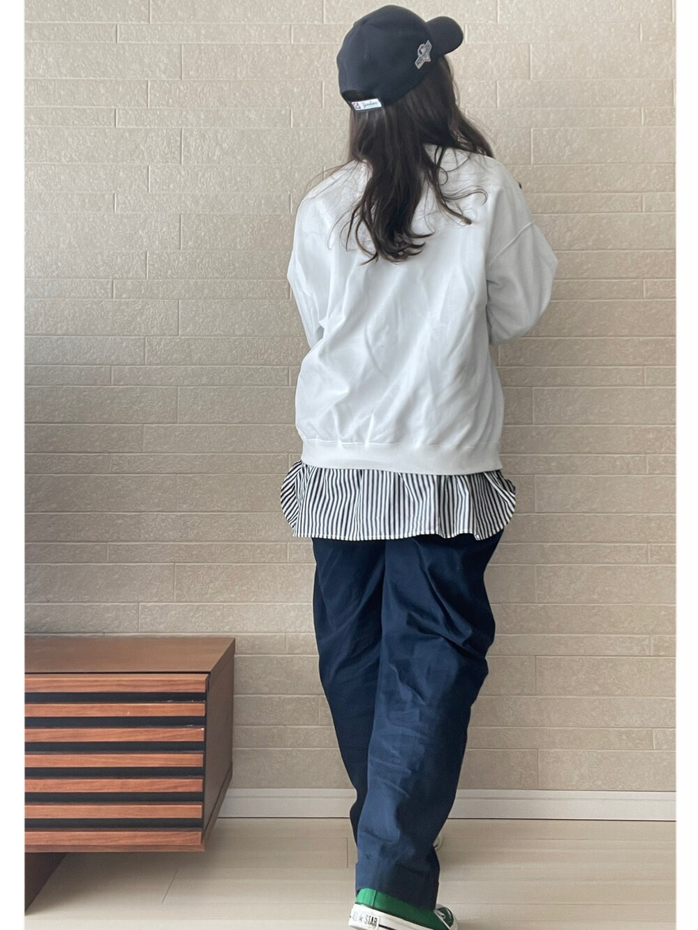 「スウェット、コンバース、チノパン、キャップ、ストリート、レイヤードスタイル、メンズライク、ロゴスウェット、ストライプシャツ、zucca、PR」｜「ZUCCaのLOGOスウェット/スウェット（スウェット、ホワイト系）」を使った、えばみ。さん（レディース・160cm）の秋コーディネートの2枚目の写真