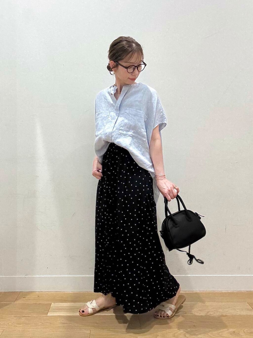 ホワイト系のサンダル、ブラック系のその他パンツ、ブルー系のシャツ/ブラウスを着用したレディースの夏コーディネートの4枚目の写真