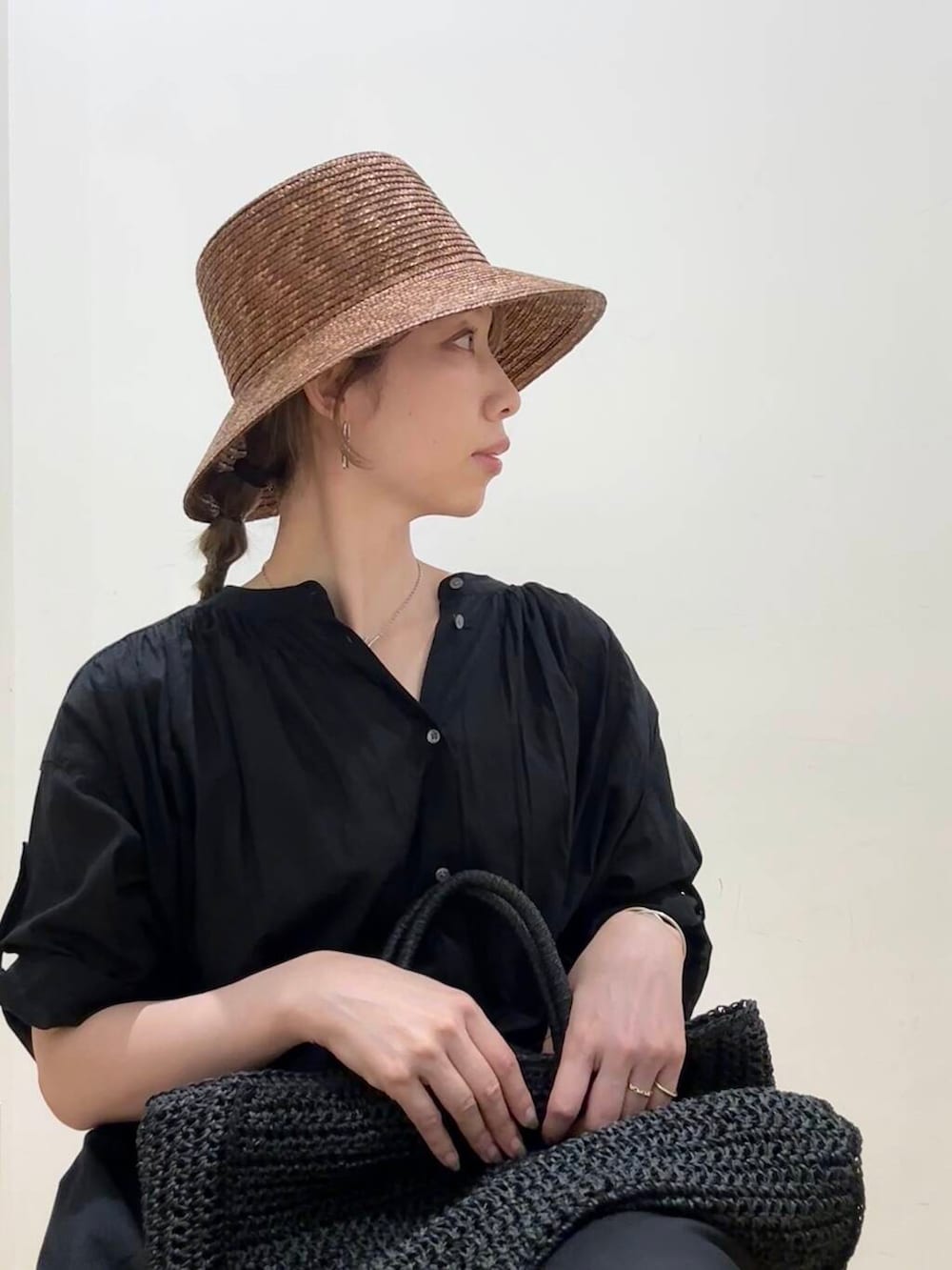 ベージュ系のその他パンツ、ブラック系のトートバッグ、ブラック系のワンピースを着用したレディースの春コーディネートの6枚目の写真