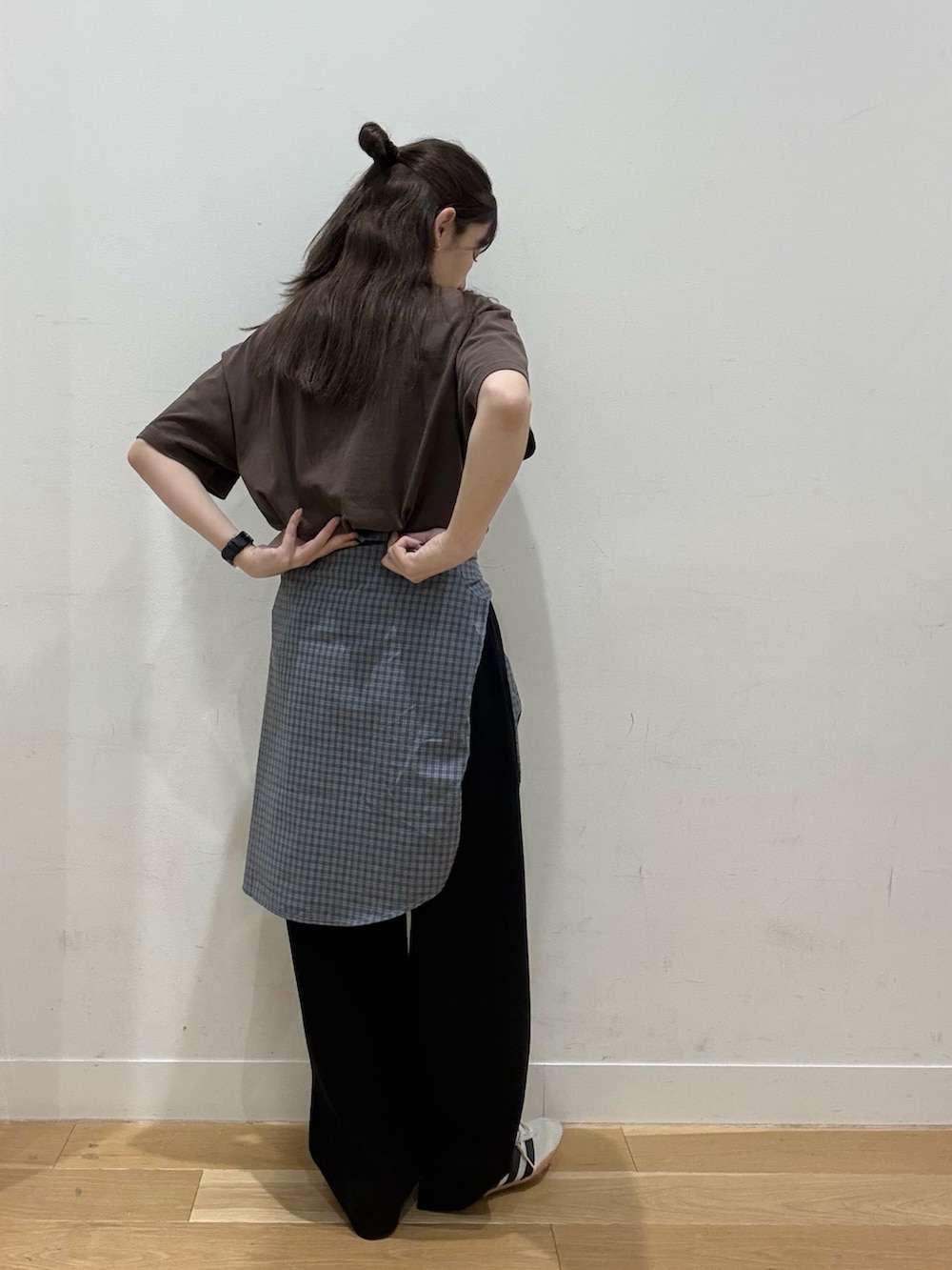 ブラウン系のTシャツ/カットソー、ブルー系のシャツ/ブラウス、ブラック系のその他パンツを着用したレディースの夏コーディネートの2枚目の写真