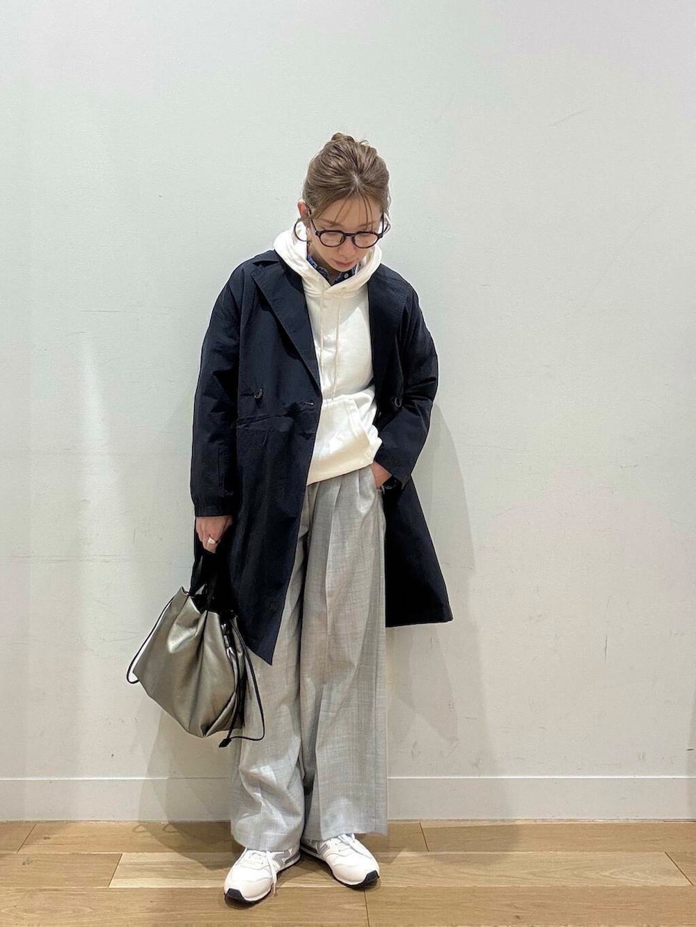 ブルー系のその他アウター、シルバー系のショルダーバッグ、ブルー系のシャツ/ブラウスを着用したレディースの春コーディネートの5枚目の写真