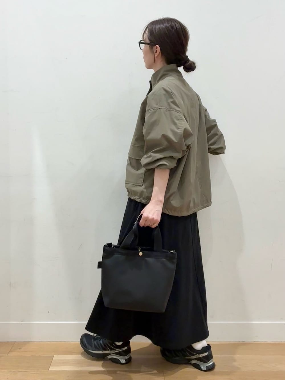 グリーン系のブルゾン、ブラック系のハンドバッグ、その他のTシャツ/カットソーを着用したレディースの春コーディネートの6枚目の写真