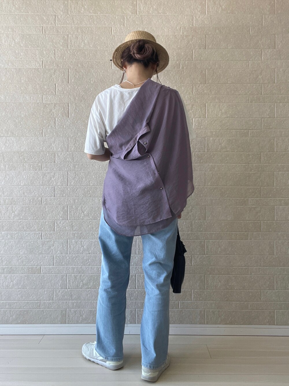 ブルー系のデニムパンツ、ホワイト系のTシャツ/カットソー、ホワイト系のスニーカーを着用したレディースの夏コーディネートの3枚目の写真