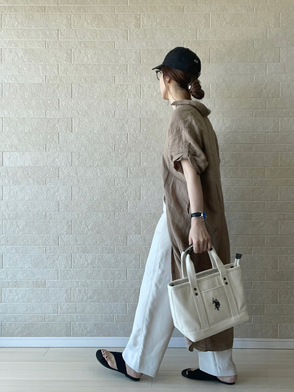 ホワイト系のトートバッグ、ブラウン系のワンピース、ホワイト系のその他パンツを着用したレディースの春コーディネートの2枚目の写真