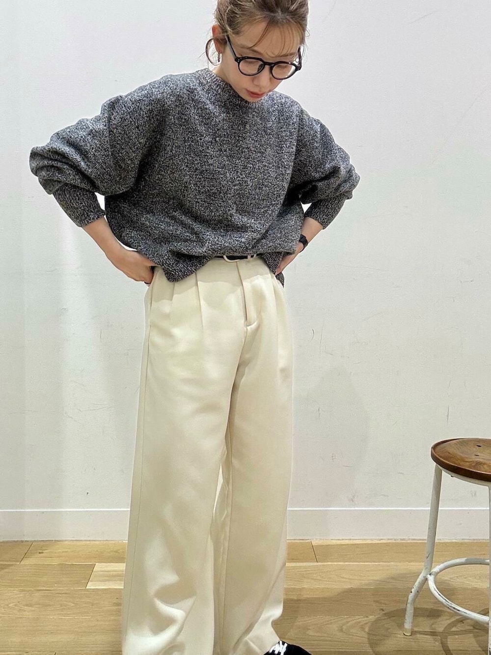 ホワイト系のその他パンツ、ブラック系のトートバッグ、グレー系のニット/セーターを着用したレディースの冬コーディネートの3枚目の写真