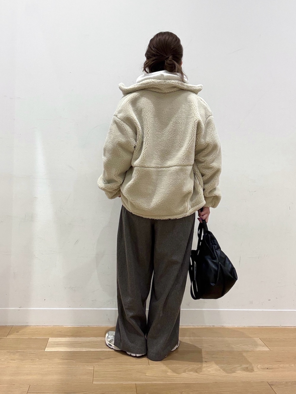 ベージュ系のパーカー、ホワイト系のその他アウター、ブラック系のショルダーバッグを着用したレディースの冬コーディネートの3枚目の写真