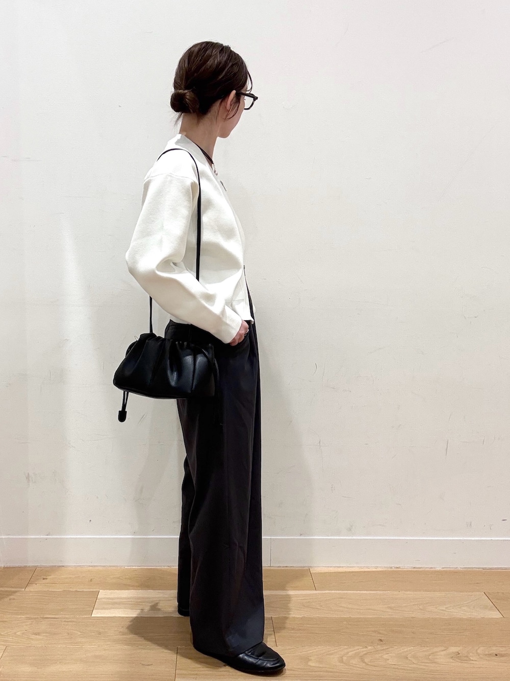 ホワイト系のカーディガン/ボレロ、グレー系のその他パンツ、ブラック系のショルダーバッグを着用したレディースの冬コーディネートの3枚目の写真