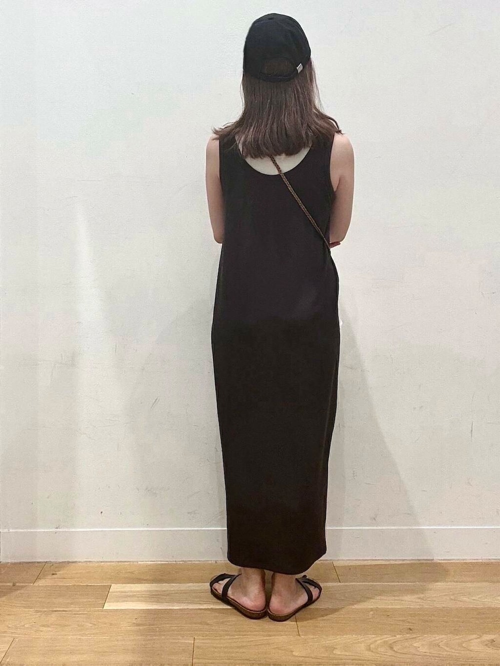 ホワイト系のタンクトップ、その他のショルダーバッグ、ホワイト系のシャツ/ブラウスを着用したレディースの夏コーディネートの3枚目の写真