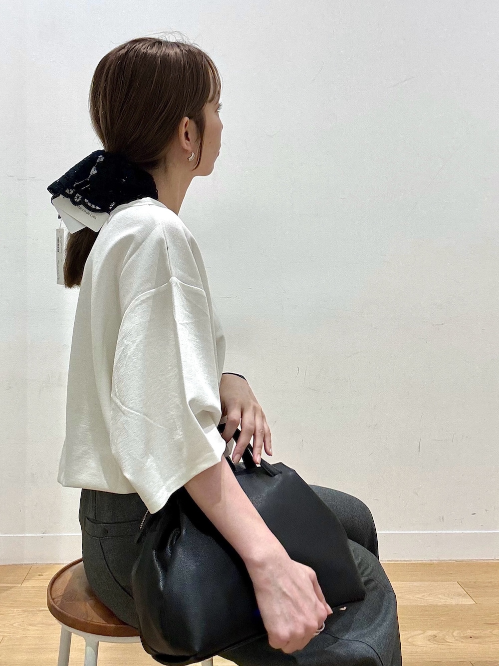 ホワイト系のTシャツ/カットソー、グレー系のその他パンツ、ブラック系のヘアゴムを着用したレディースの秋コーディネートの6枚目の写真