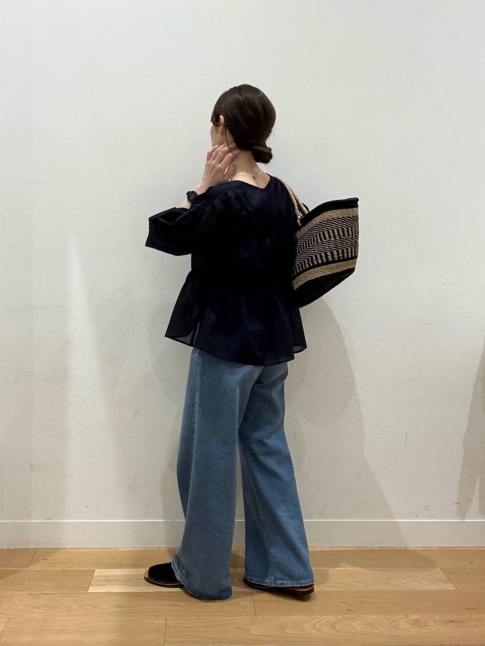 ブルー系のシャツ/ブラウス、ブルー系のデニムパンツ、ブラック系のサンダルを着用したレディースの春コーディネートの4枚目の写真