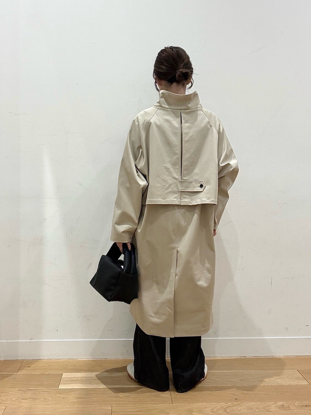 ブラウン系のシャツ/ブラウス、ブラック系のハンドバッグ、ベージュ系のその他アウターを着用したレディースの冬コーディネートの7枚目の写真