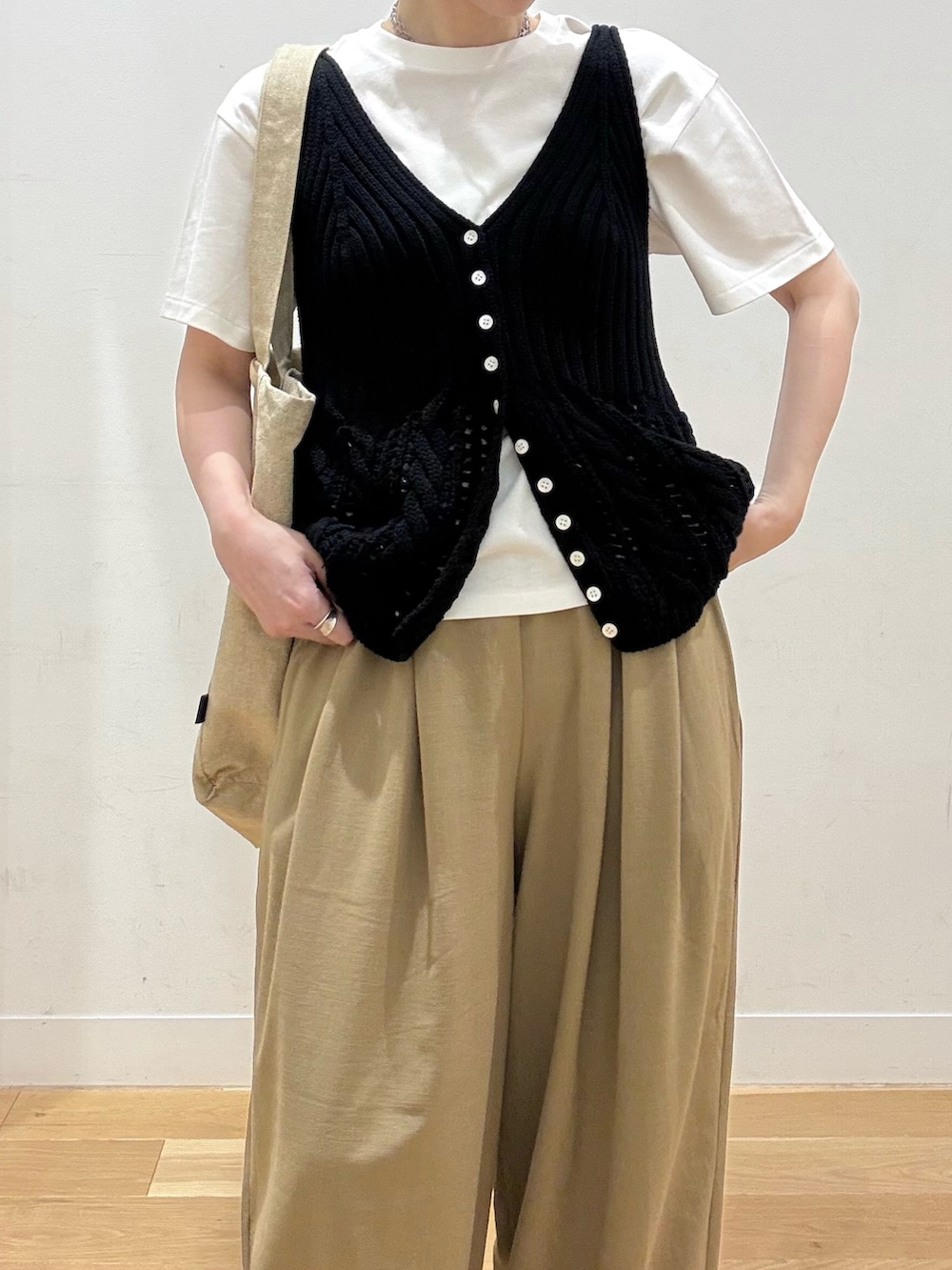 レッド系のスニーカー、ベージュ系のその他パンツ、ブラウン系のトートバッグを着用したレディースの夏コーディネートの4枚目の写真