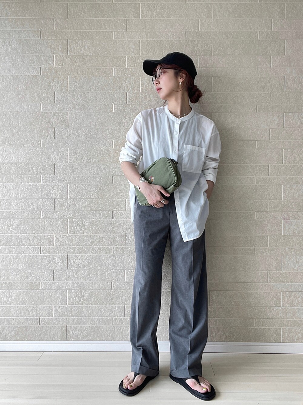 グレー系のその他パンツ、ブラック系のサンダル、ホワイト系のシャツ/ブラウスを着用したレディースの春コーディネートの2枚目の写真