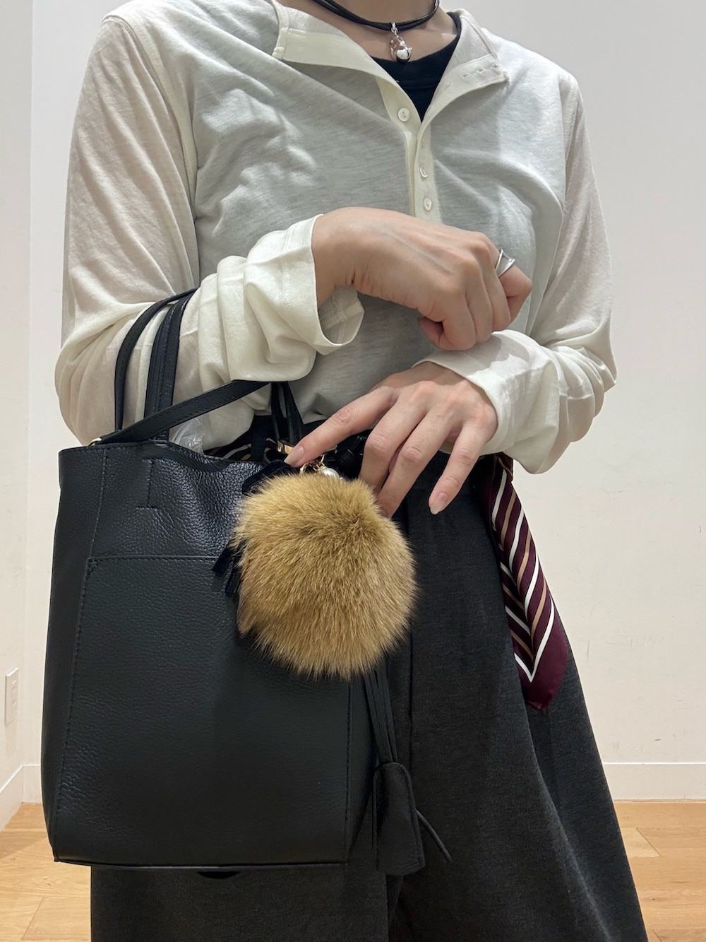 ホワイト系のTシャツ/カットソー、ブラック系のタンクトップ、グレー系のその他パンツを着用したレディースの秋コーディネートの4枚目の写真