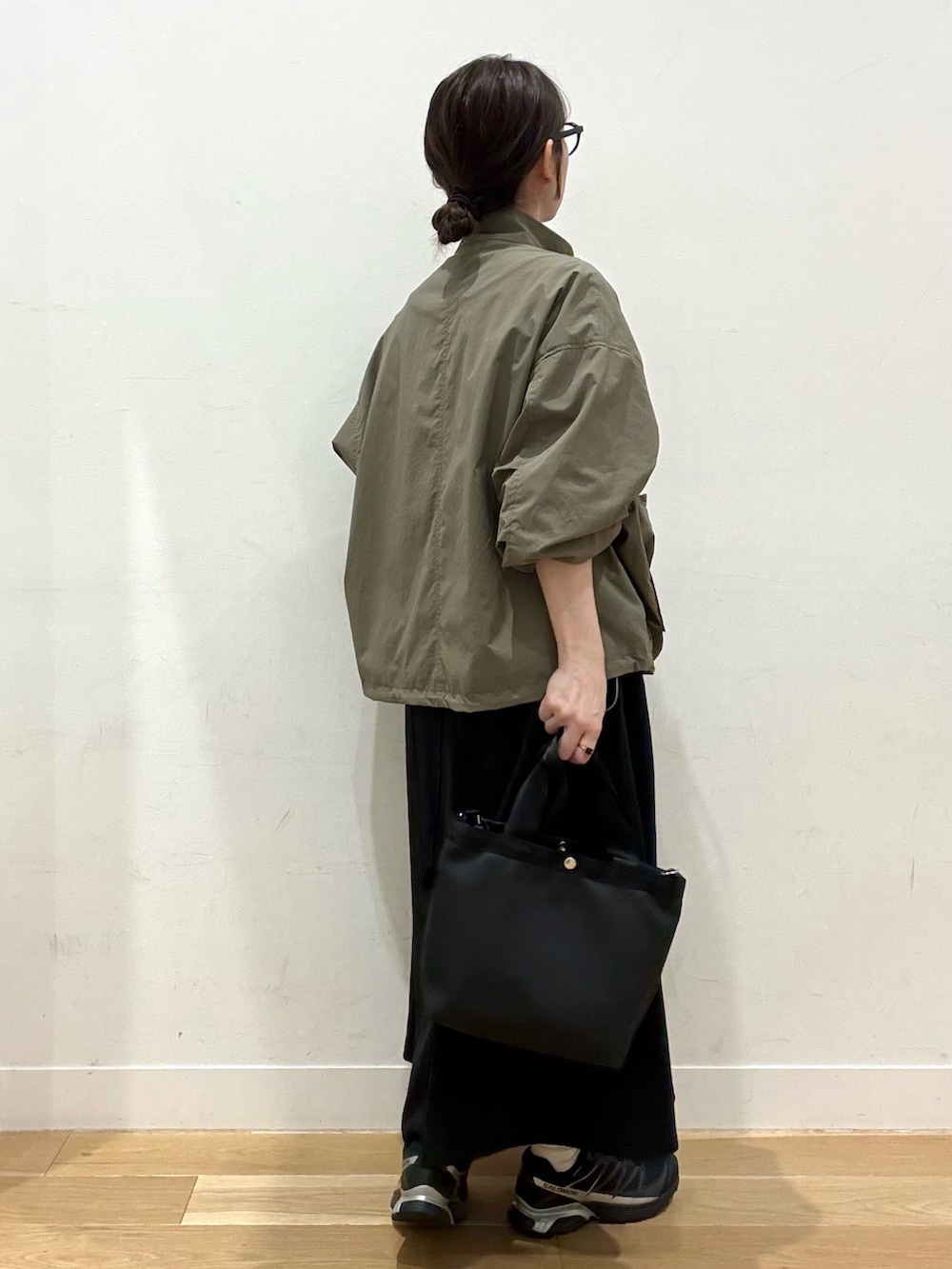 グリーン系のブルゾン、ブラック系のハンドバッグ、その他のTシャツ/カットソーを着用したレディースの春コーディネートの5枚目の写真