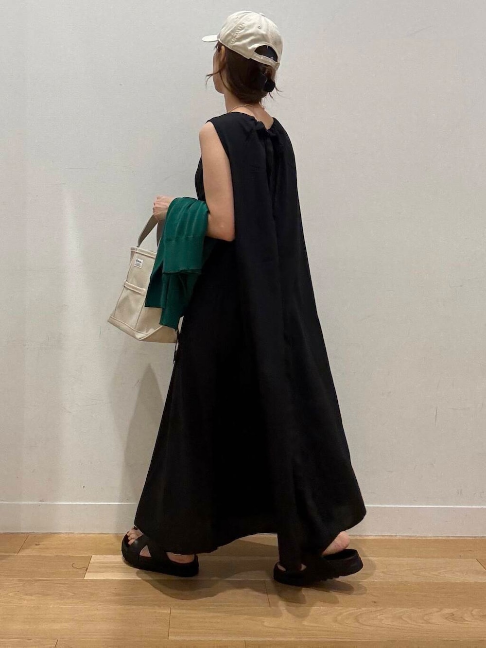 ブラック系のサンダル、グリーン系のカーディガン/ボレロ、ブラック系のワンピースを着用したレディースの夏コーディネートの5枚目の写真