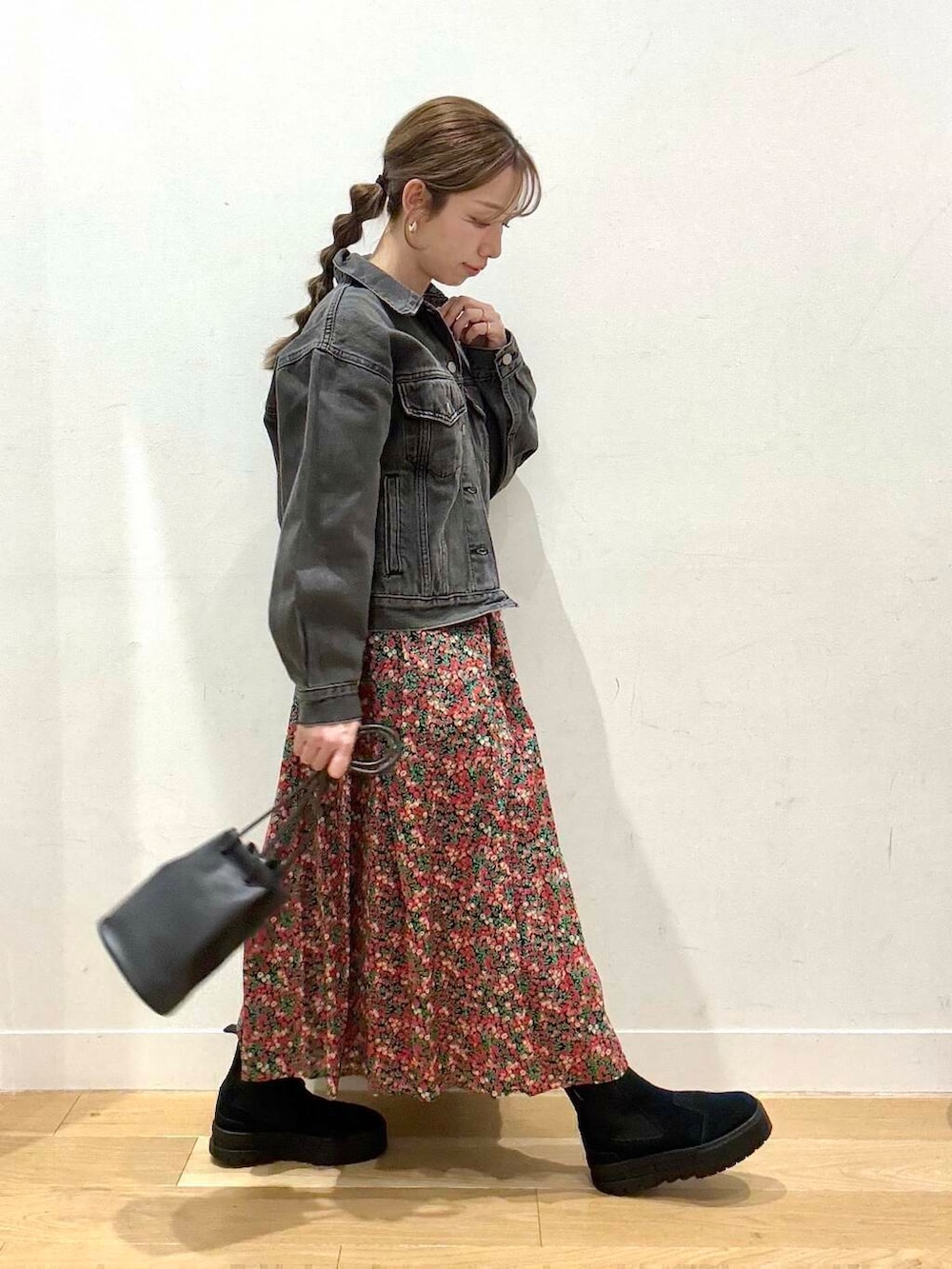 ブラック系のブーツ、グレー系のショルダーバッグ、ホワイト系のTシャツ/カットソーを着用したレディースの冬コーディネートの5枚目の写真