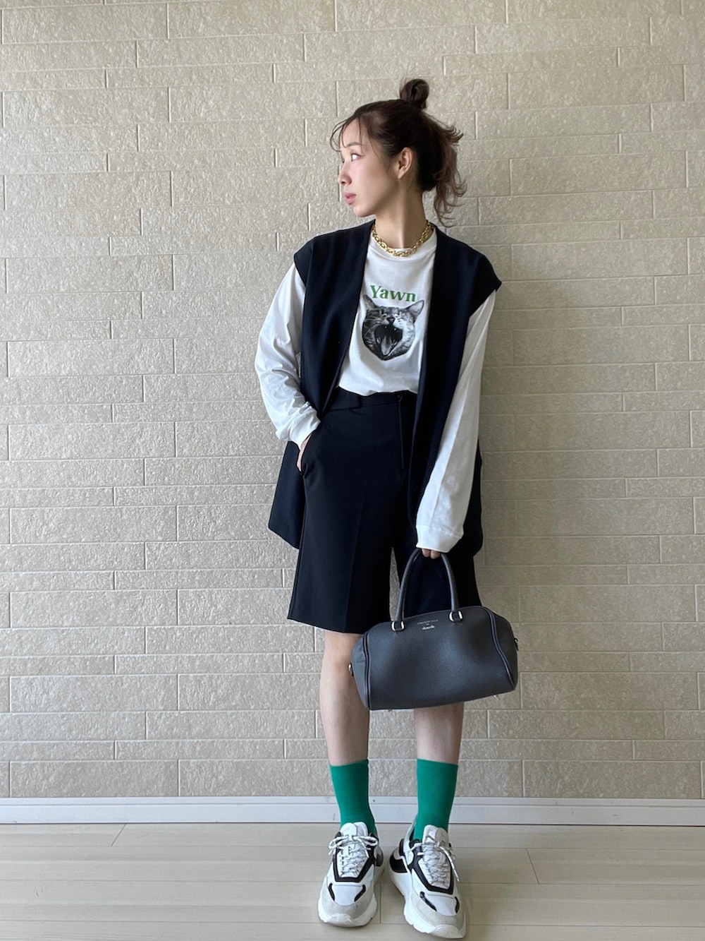 ホワイト系のTシャツ/カットソー、ブラック系のその他パンツ、ブラック系のベストを着用したレディースの夏コーディネートの2枚目の写真