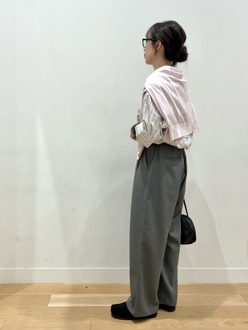 ピンク系のカーディガン/ボレロ、ホワイト系のシャツ/ブラウス、グレー系のその他パンツを着用したレディースの春コーディネートの4枚目の写真