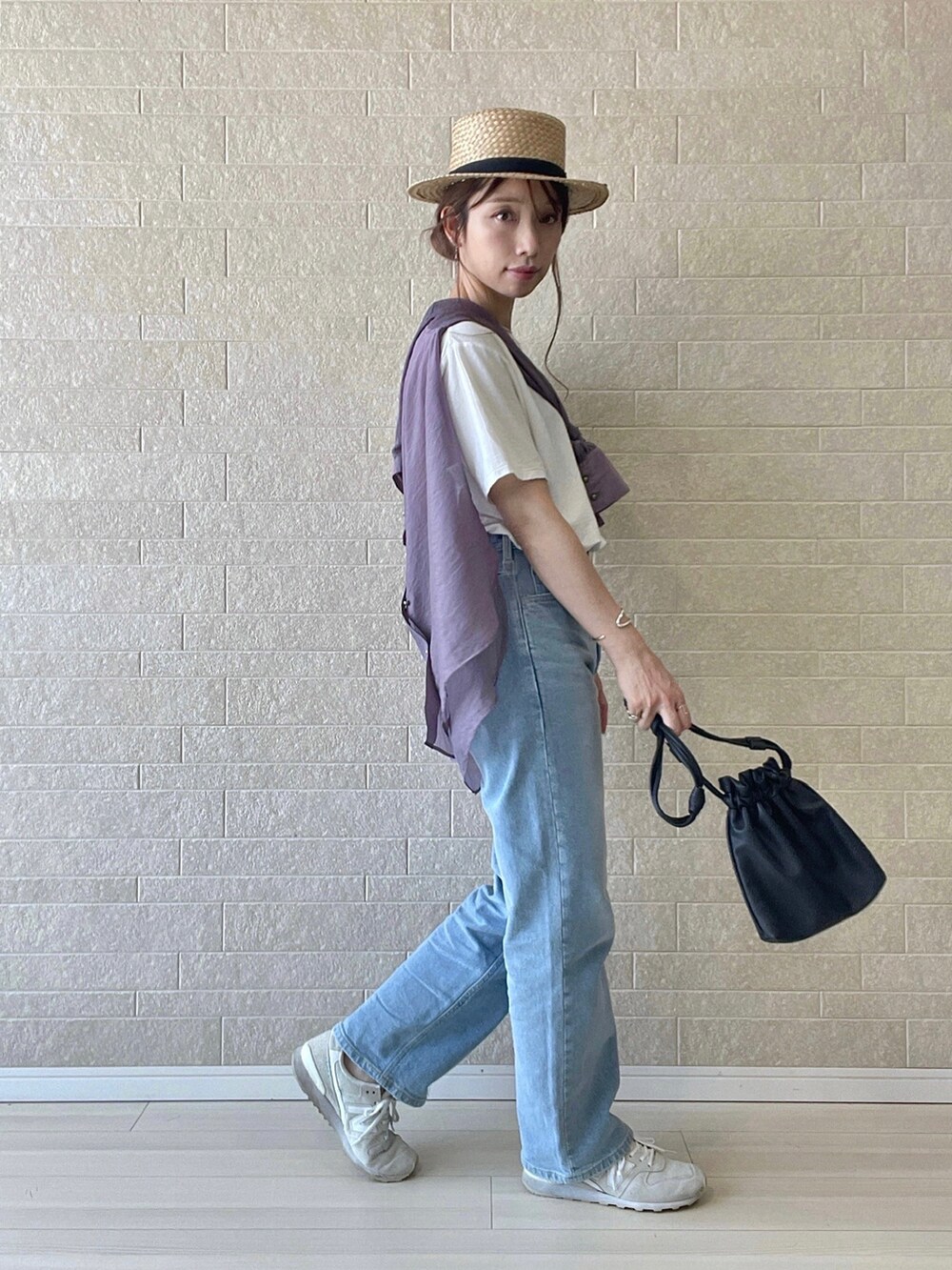 ブルー系のデニムパンツ、ホワイト系のTシャツ/カットソー、ホワイト系のスニーカーを着用したレディースの夏コーディネートの5枚目の写真