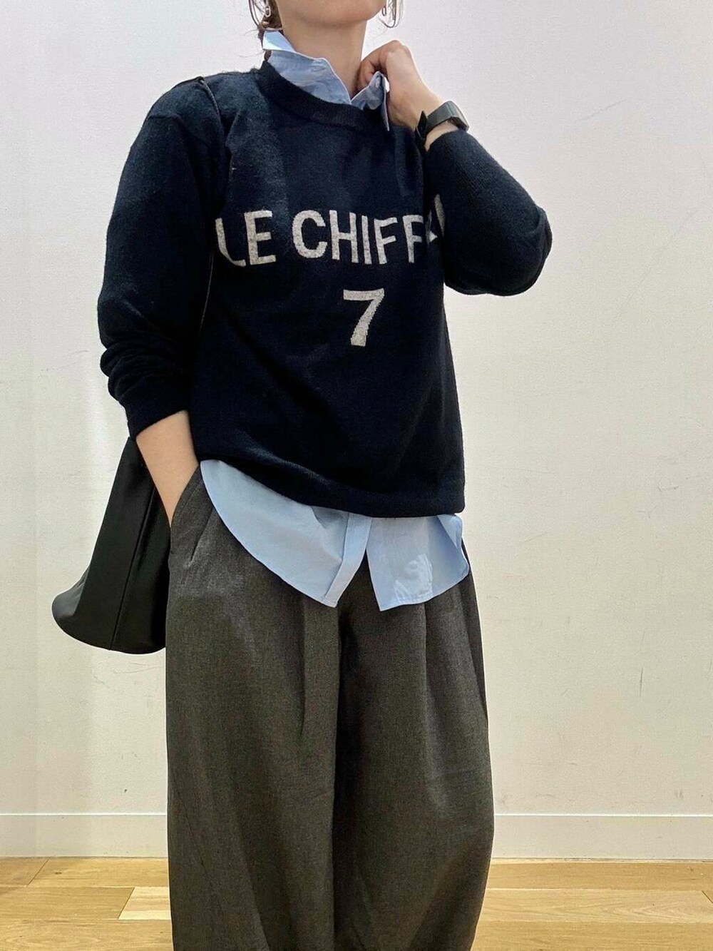ブラック系のショルダーバッグ、ブルー系のシャツ/ブラウス、グレー系のその他パンツを着用したレディースの秋コーディネートの7枚目の写真