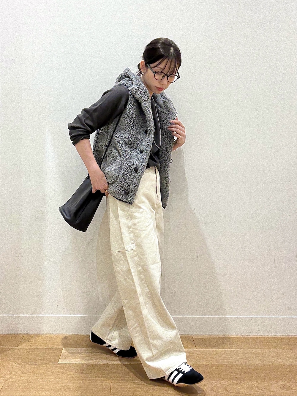 ホワイト系のその他パンツ、グレー系のベスト、ブラック系のショルダーバッグを着用したレディースの秋コーディネートの3枚目の写真